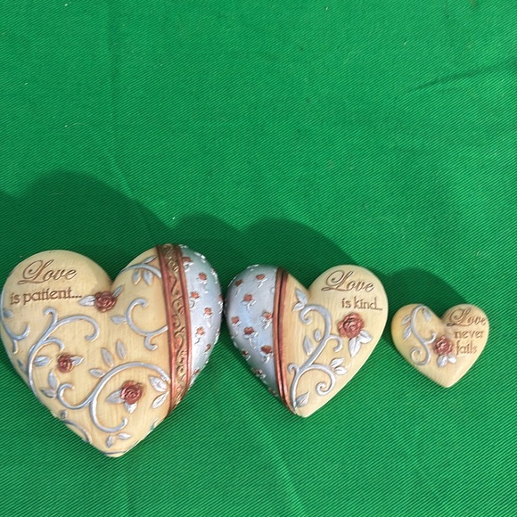 Stacking/nesting three hearts “Love is patient” - Picture 1 of 5